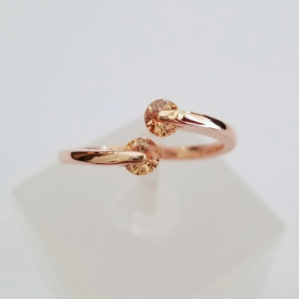 Delicate 18k Ring - Picture 7 of 8
